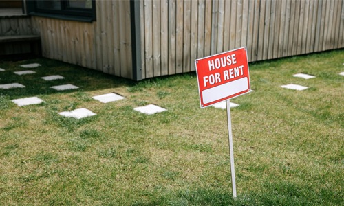 a rent sign in a yard